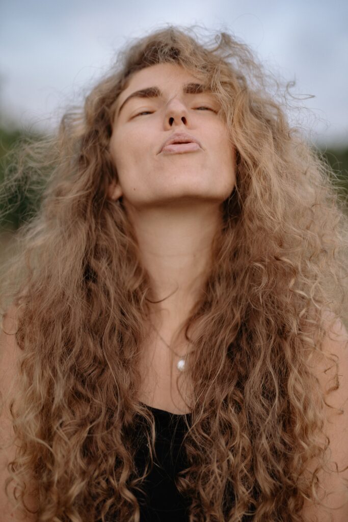 K&T-estilistas_peluquería-en-Madrid-Centro_peluqueria-en-chamberi_frizz-constante_solución_blog